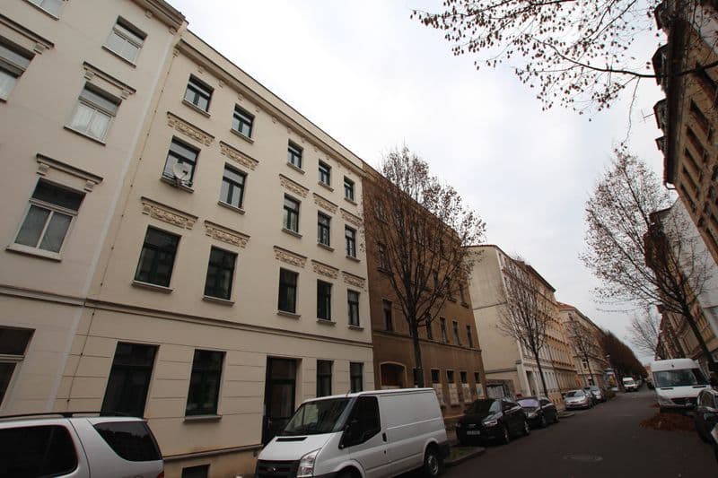 Vier- bis fünfgeschossige Gründerzeitbauten mit Stuckelemente an der, Mariannenstraße in Leipzig-Neustadt-Neuschönefeld