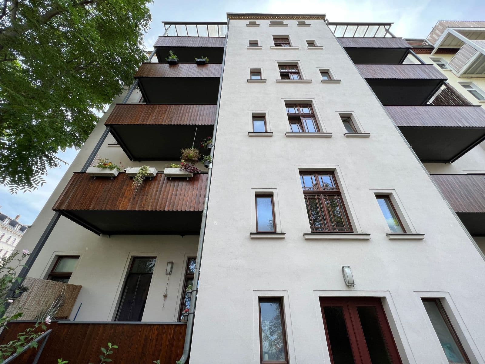 Fünfgeschossiges Wohnhaus mit heller Fassade, Mechlerstraße in Leipzig