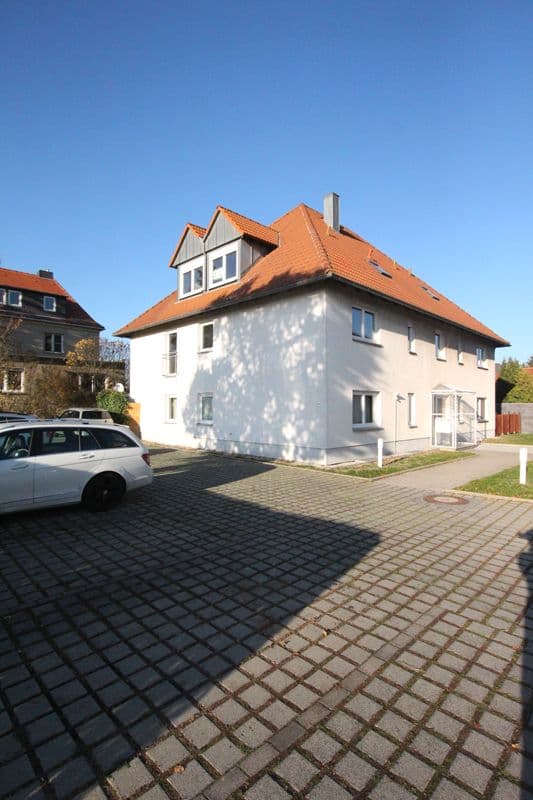 Mehrstöckiges Wohnhaus mit weißer Fassade, Mansarddach mit Ziegeln, Gaube, Muldentalstr. in Leipzig