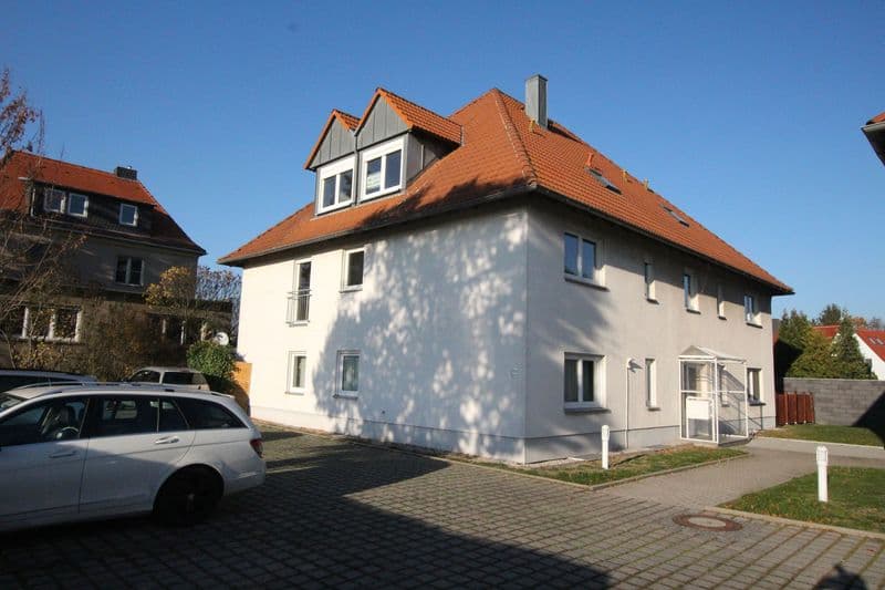 Dreigeschossiges Wohnhaus mit Satteldach und Ziegeln, weiße verputzte Fassade, Dachgaube, Muldentalstr. in Leipzig