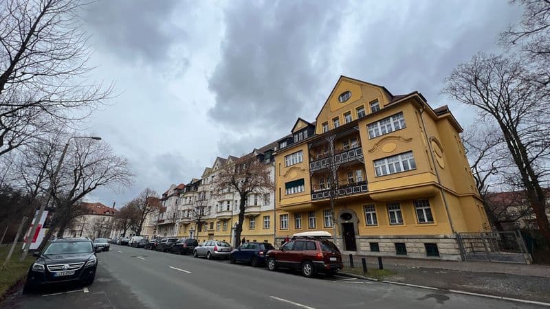 Gelbgestrichenes fünfgeschossiges Wohnhaus mit Mansardendach und Balkonreihen, Naunhofer Str. in Leipzig-Stötteritz