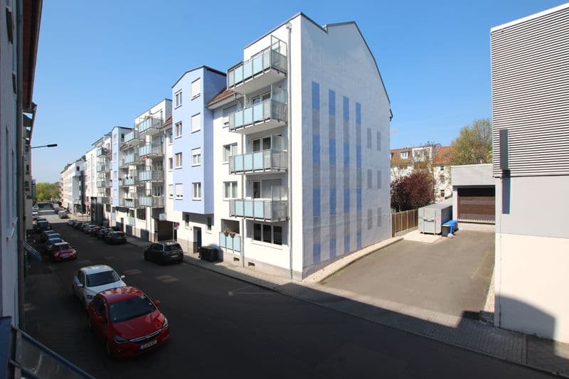 Mehrgeschossige Wohnblöcke mit weißer und grauer Fassade, Balkone, Niederkirchnerstraße in Leipzig