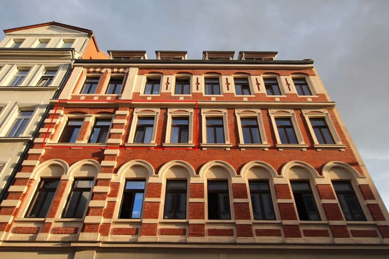 Gründerzeitfassade aus roten Ziegeln mit Sandsteingesimsen, Rundbogenfenster im Erdgeschoss, Oeserstraße in Leipzig-Schleußig