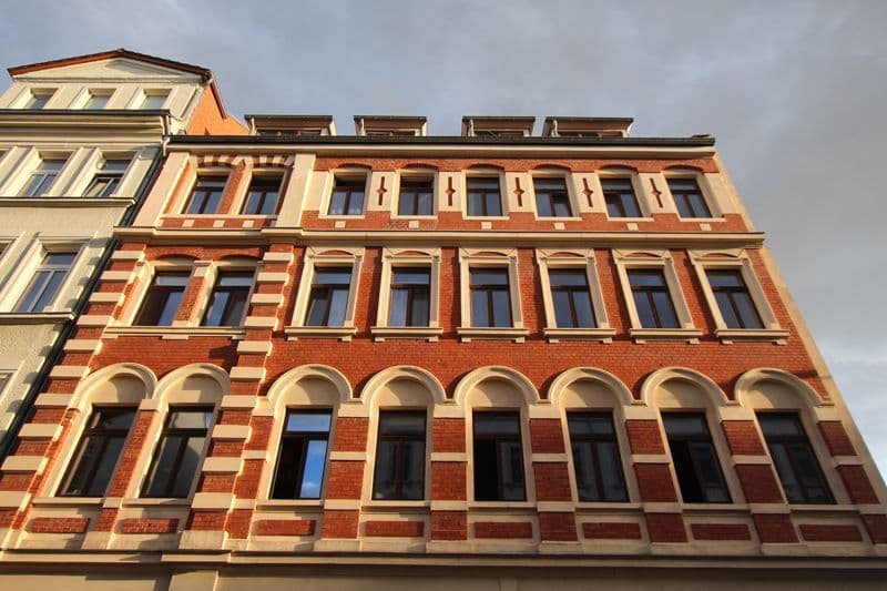 Gründerzeitfassade aus Backstein mit Segmentbogenöffnungen, Oeserstraße in Leipzig-Schleußig