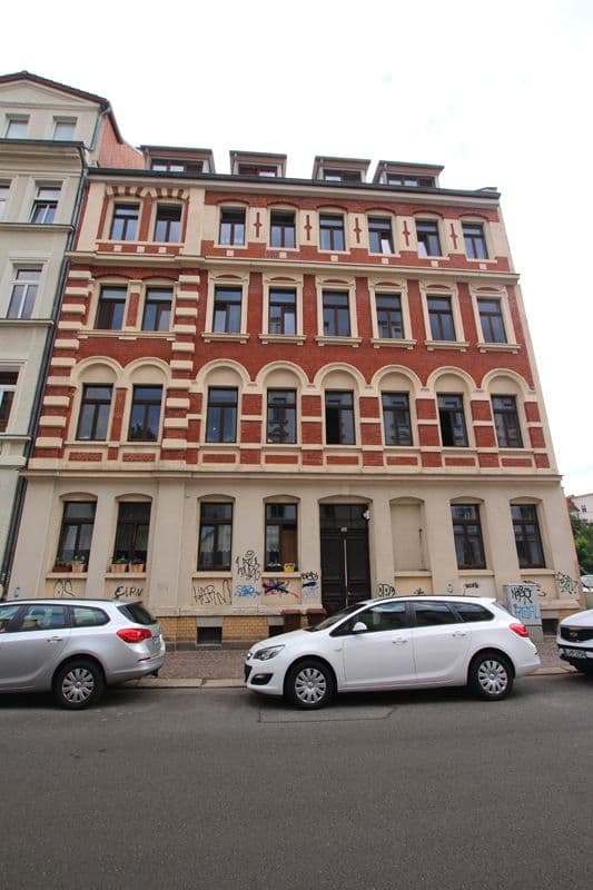Vier-Geschoss-Mietshaus mit roter Backsteinfassade und beigem Sockelgeschoss, Oeserstraße in Leipzig-Schleußig