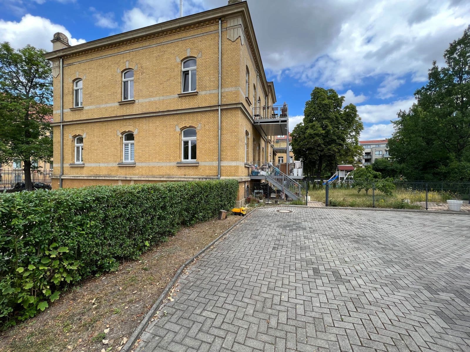 Zweigeschossiges Wohnhaus mit Klinkerfassade, hochrechteckigen Fenstern, Olbrichtstraße in Leipzig-Gohlis-Nord