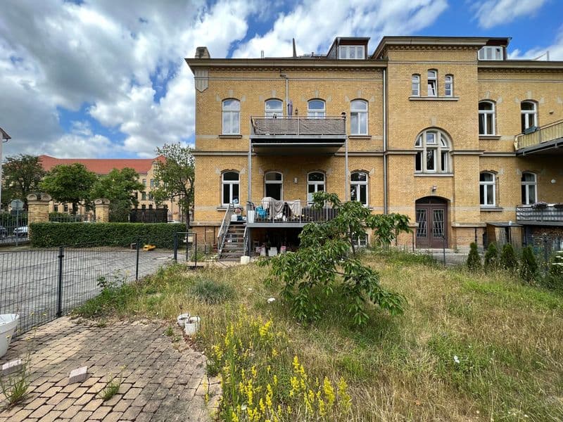 Dreigeschossiges Gründerzeitgebäude mit Klinkersteinfassade, Mansarddach und Balkon, Olbrichtstraße in Leipzig-Gohlis-Nord