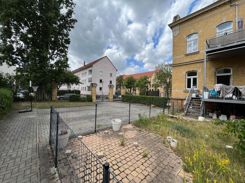 Innenhof mit Backsteinpflaster, umgeben von mehrstöckigen Wohngebäuden aus Stein und Klinker, Olbrichtstraße in Leipzig