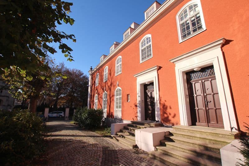 Zweigeschossiges Wohnhaus mit roter Fassade, Paul-Michael-Straße in Leipzig-Leutzsch