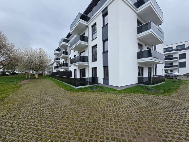 Moderner viergeschossiger Wohnblock mit weißer Fassade, Rotdornstraße in Leipzig-Paunsdorf