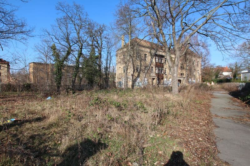Mehrstöckiges Steingebäude mit Mansarddach, teilweise verfallen, Saalfelder Straße in Leipzig-Plagwitz