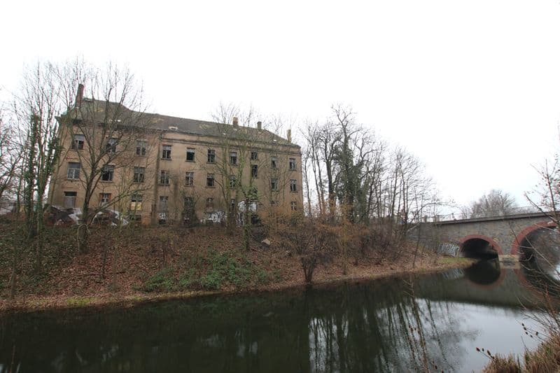 Vier-Geschoss-Wohnhaus mit Satteldach und Sandsteinfassade an Gewässer, Saalfelder Straße in Leipzig-Plagwitz