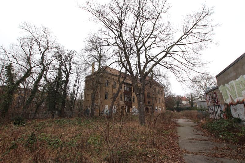 Mehrstöckiges Backsteingebäude mit Fensterreihen, Saalfelder Straße in Leipzig-Plagwitz