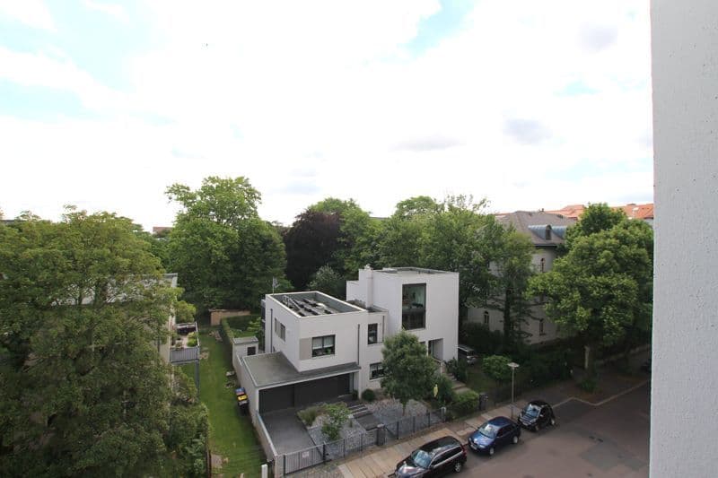 Modernes zweigeschossiges Wohnhaus mit Flachdach und Solaranlage, weiße Fassade, Carport, Salomonstraße in Leipzig