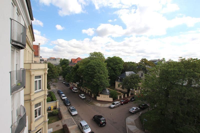 Blick aus einem Wohnhaus in die Salomonstraße, umgeben von Gründerzeitbauten und Grünflächenbestand, Salomonstraße in Leipzig