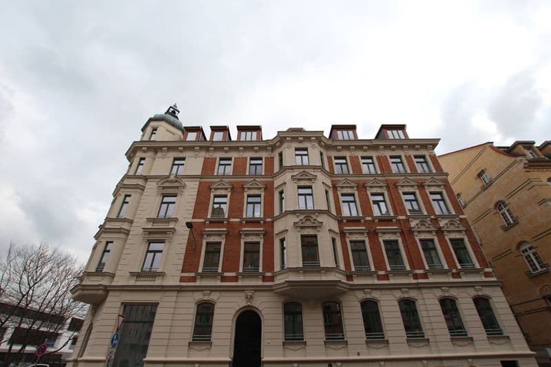 Fünfgeschossiges Gründerzeithaus mit roter Backsteinfassade, Scharnhorststraße in Leipzig-Südvorstadt