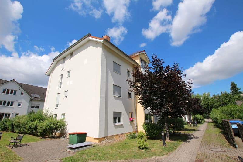 Dreigeschossiges Wohnhaus mit weißer Fassade, Satteldach, Seehausener Allee in Leipzig-Seehausen
