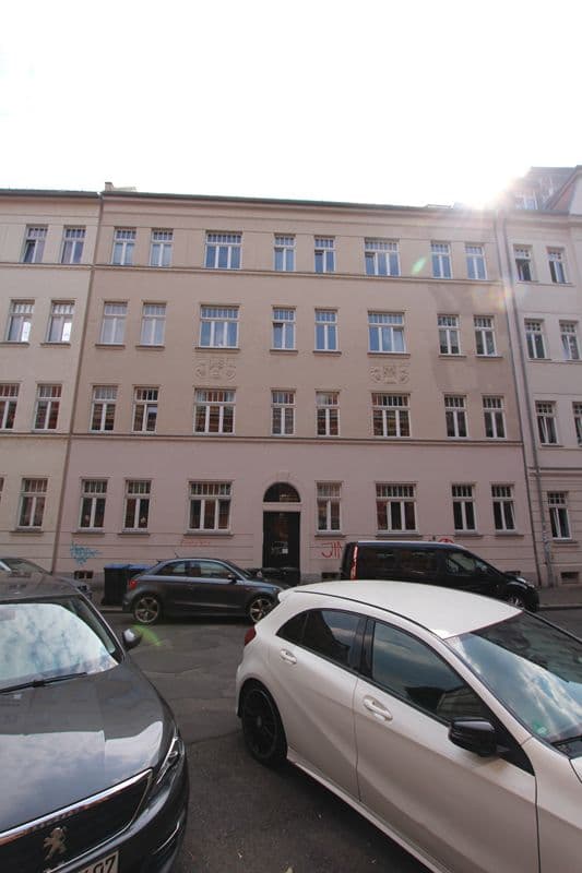 Vierstöckiges Gründerzeitgebäude mit rosafarbener Fassade, Stieglitzstraße in Leipzig-Schleußig