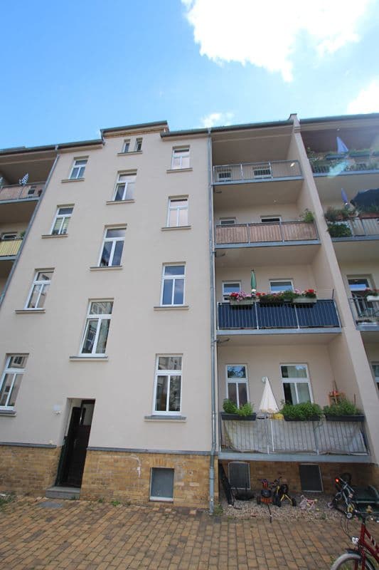 Viergeschossiges Mehrfamilienhaus mit Putzfassade, Balkonen an der rechten Seite, Stieglitzstraße in Leipzig-Schleußig
