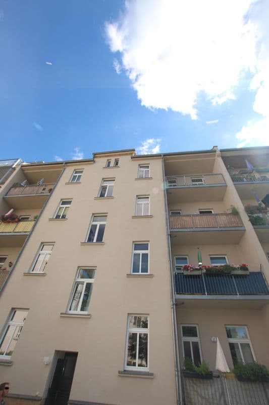 Fünfgeschossiges Wohngebäude mit beiger Fassade, Stieglitzstraße in Leipzig-Schleußig