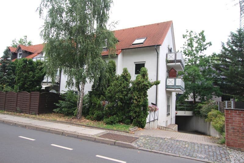 Weißes zweigeschossiges Wohnhaus mit rotem Satteldach und Gaube, Volksgartenstraße in Leipzig-Schönefeld-Ost