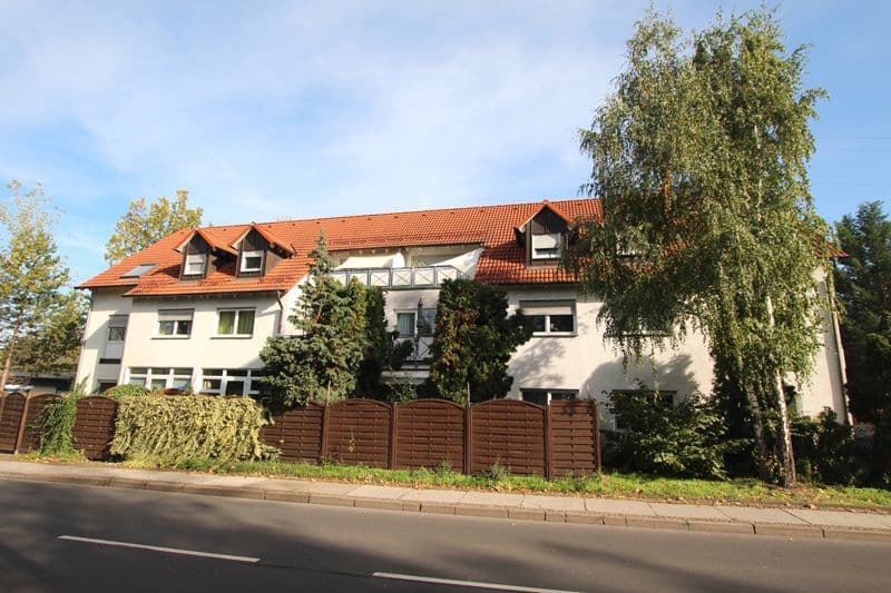 Zweistöckiges Wohnhaus mit Mansardendach, orangeroten Ziegeln, Volksgartenstraße in Leipzig-Schönefeld-Ost