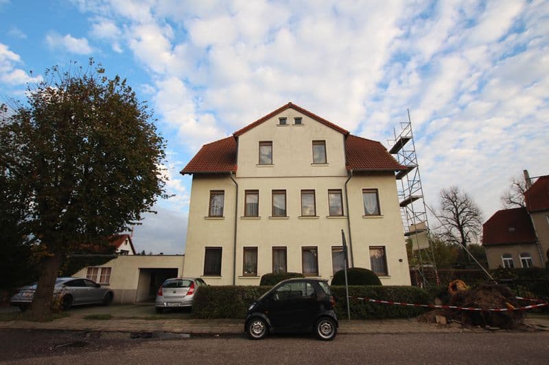 Dreigeschossiges Wohnhaus mit Mansardendach, gelber Fassade und roten Dachziegeln, Zum Bahnhof in Leipzig