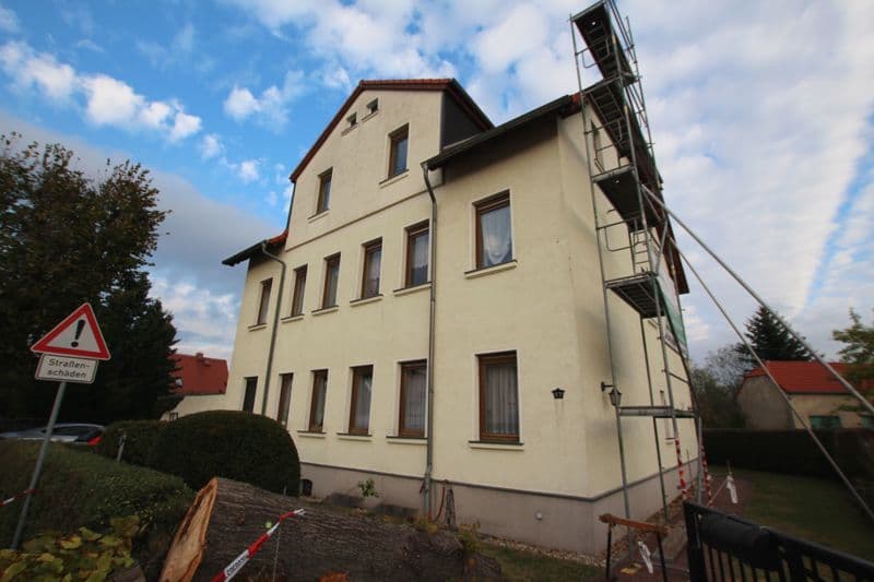 Dreigeschossiges Wohnhaus mit Satteldach, heller Putzfassade, Zum Bahnhof in Leipzig-Burghausen-Rückmarsdorf