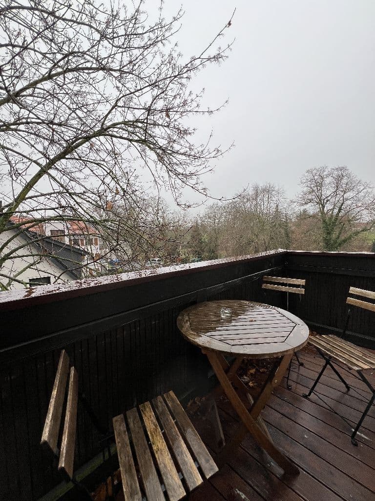 Holzterrasse mit Tisch und Stühlen, schwarzes Geländer, Hauptstraße in Markkleeberg