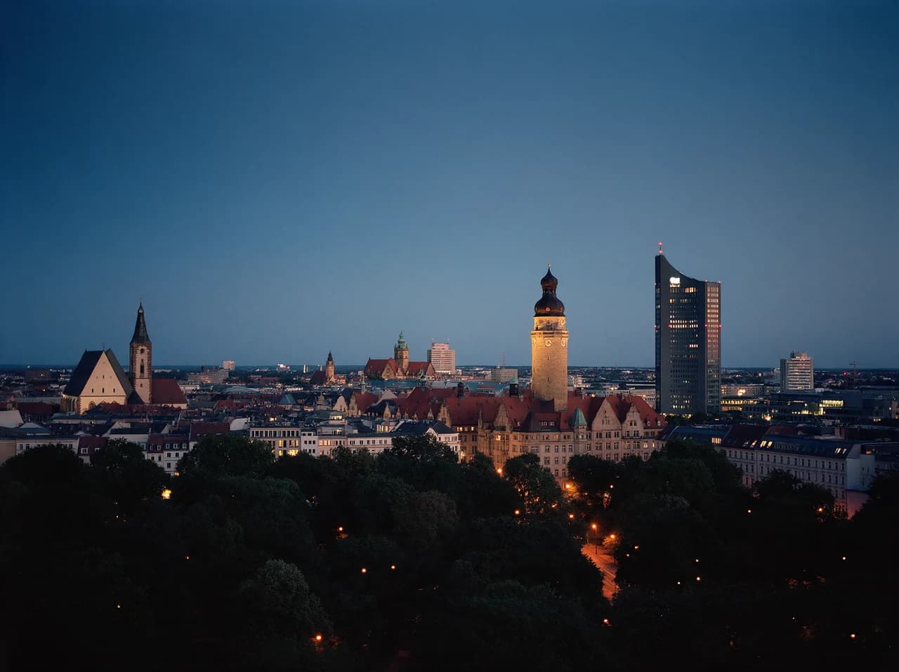 Leipziger Skyline zur blauen Stunde mit Rathausturm und City-Hochhaus