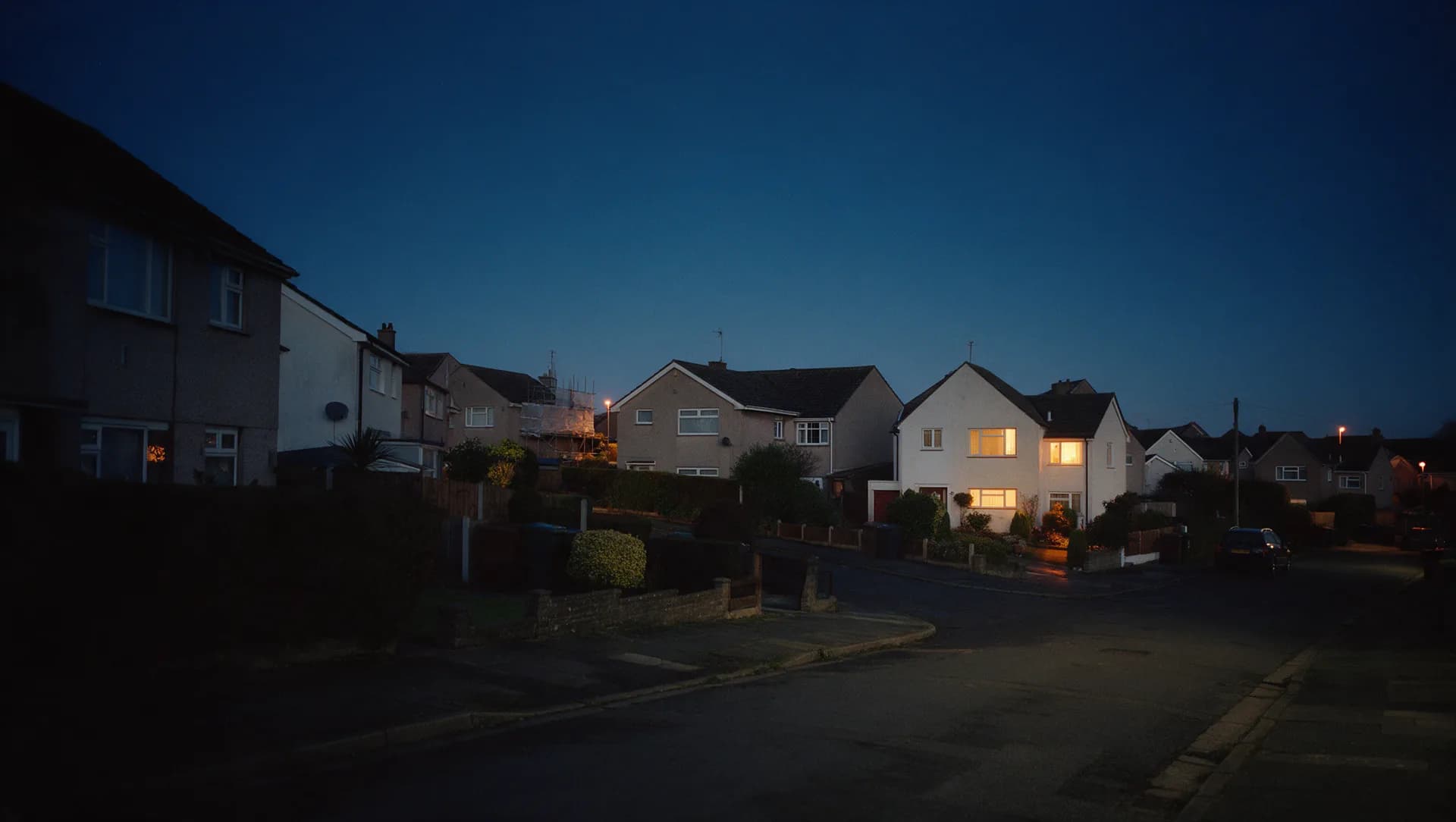 Wohnstraße in Bad Lausick zur blauen Stunde, in einem Haus brennt Licht