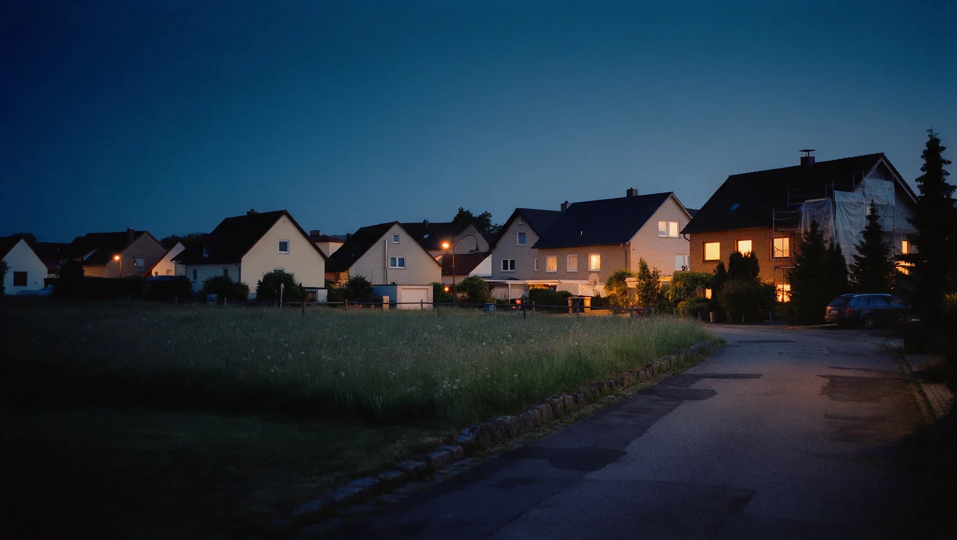 Ortsrand mit Einfamilienhäusern und angrenzender Wiese, wie am Rand von Bad Lausick