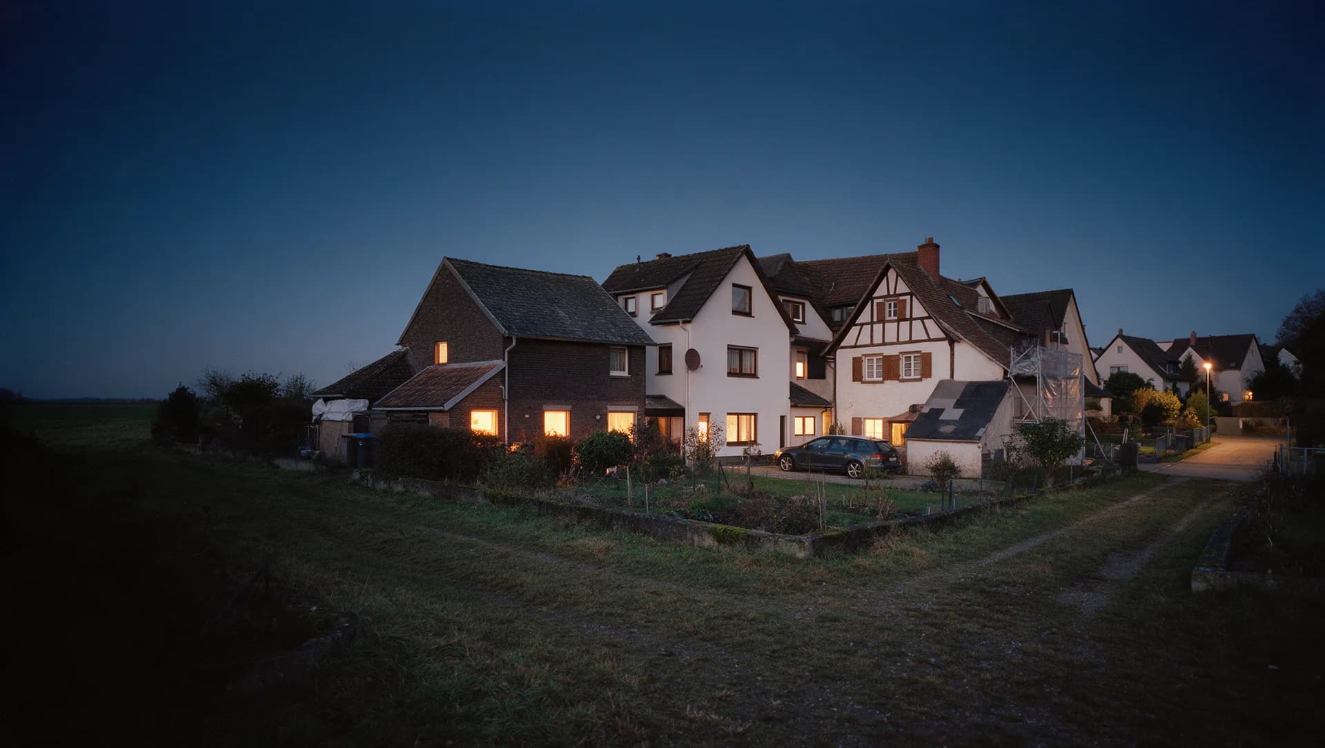 Ortsrand mit Einfamilienhäusern und angrenzender Wiese, wie am Rand von Leipzig