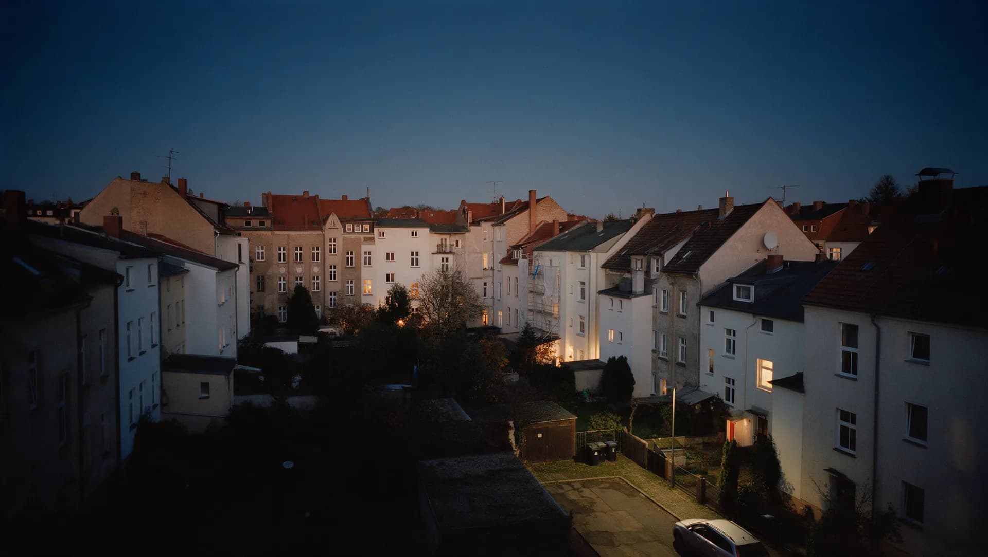 Dächer und Gärten über Westsachsen, wie sie den Ortskern von Meerane prägen