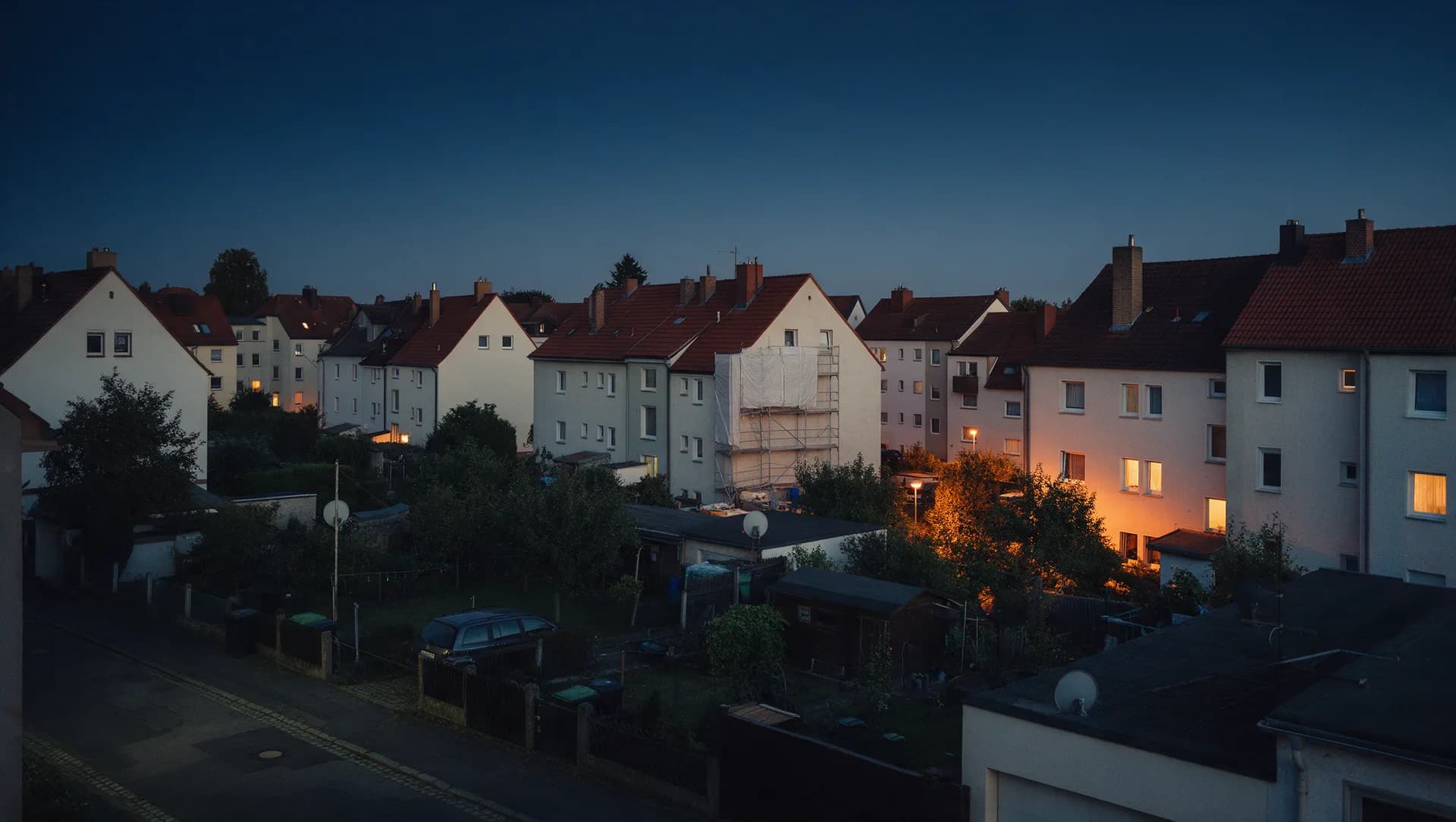 Dächer und Gärten über Westsachsen, wie sie den Ortskern von Riesa prägen