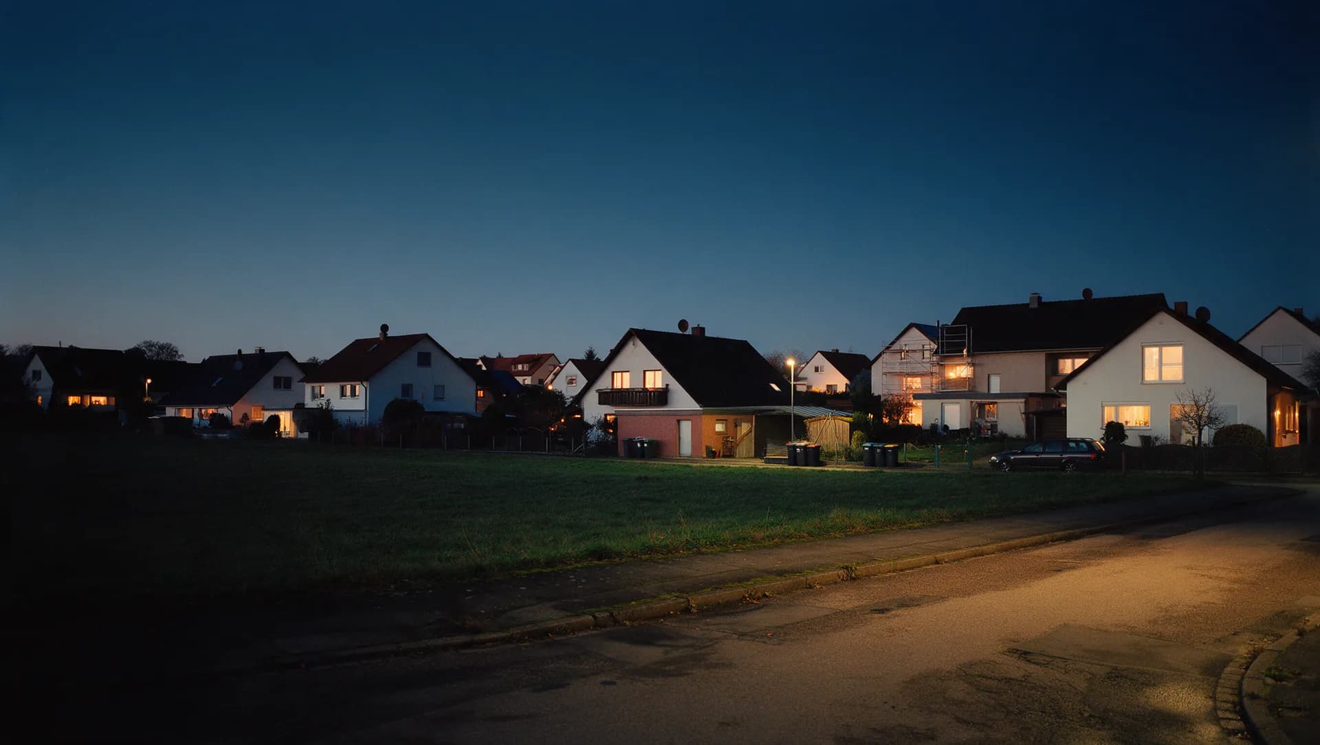 Ortsrand mit Einfamilienhäusern und angrenzender Wiese, wie am Rand von Schkeuditz