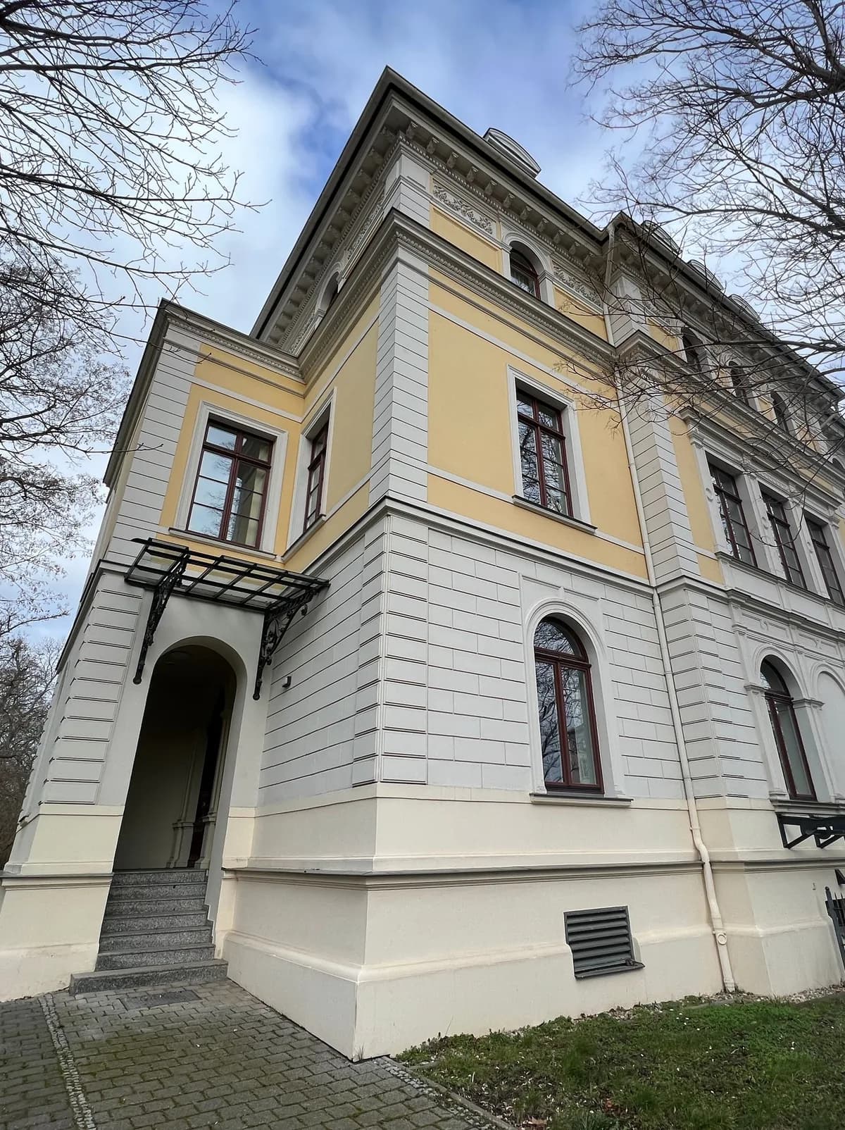 Gründerzeitvilla in Leipzig mit Bürenutzung, Sandsteinsockel und überdachtem Eingang