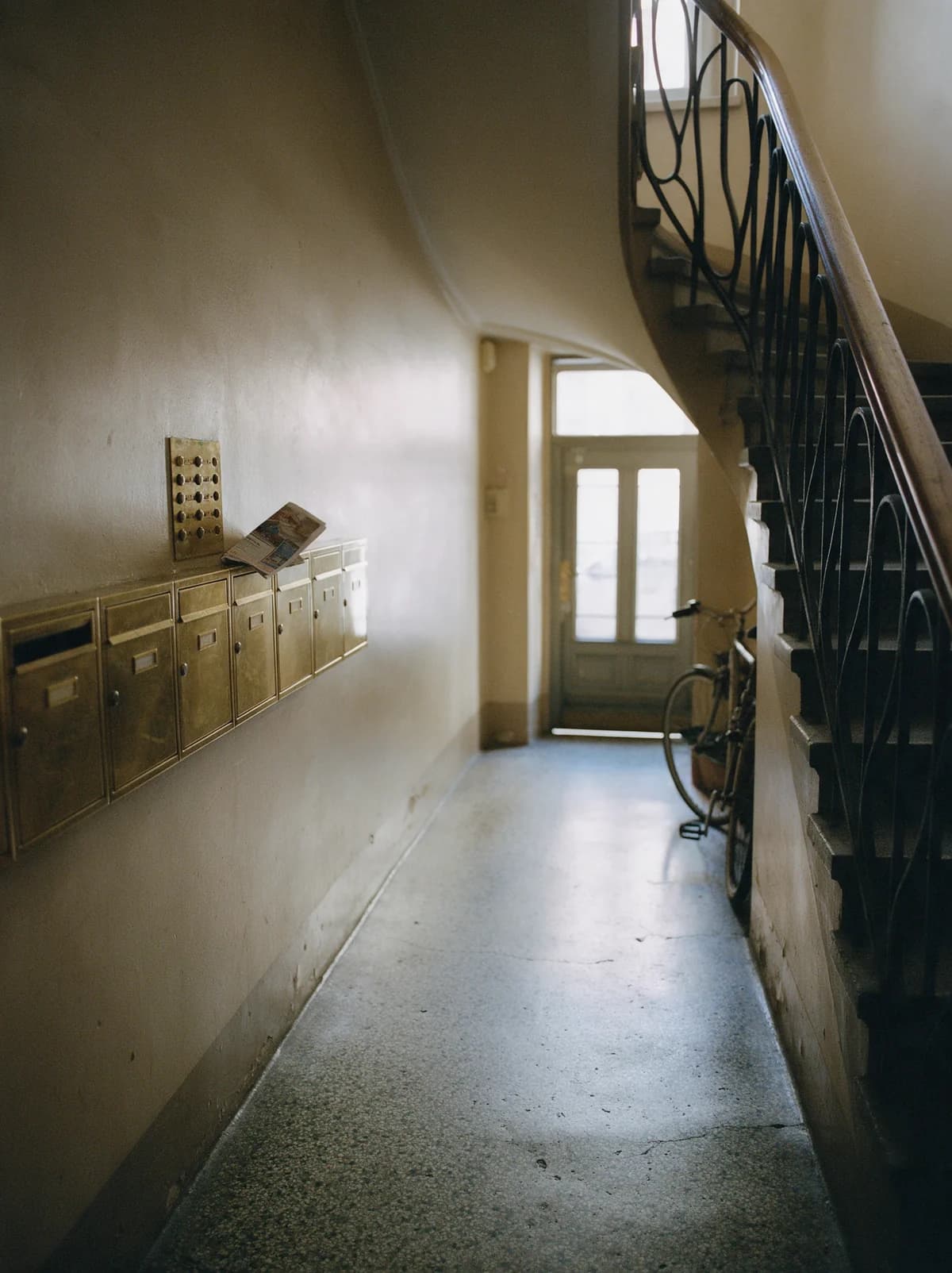 Hausflur eines Leipziger Mehrfamilienhauses mit Briefkästen und Treppenaufgang