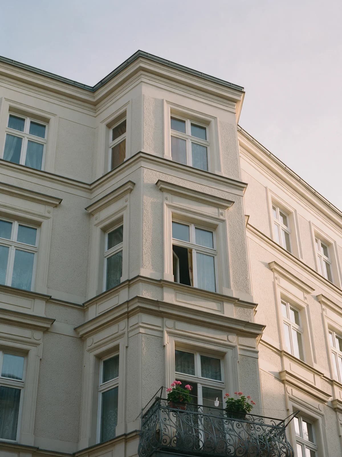 Erker und Balkon eines sanierten Leipziger Altbaus