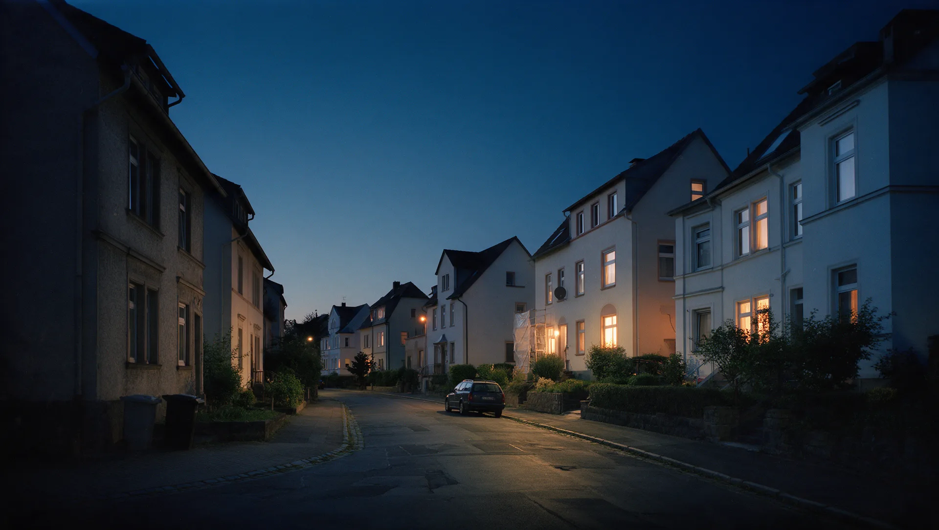 Wohnstraße mit Altbauten zur blauen Stunde, typisch für den Bestand in Coswig