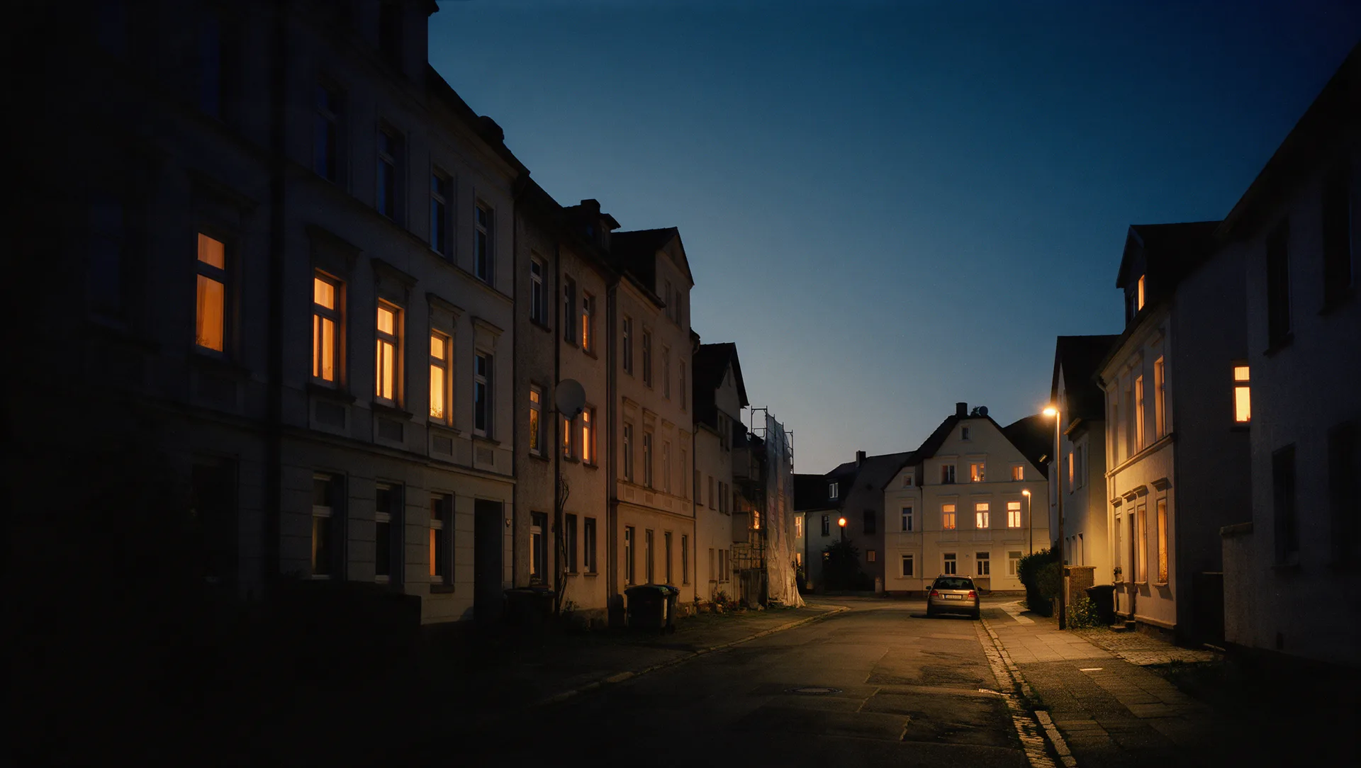Wohnstraße mit Altbauten zur blauen Stunde, typisch für den Bestand in Dessau