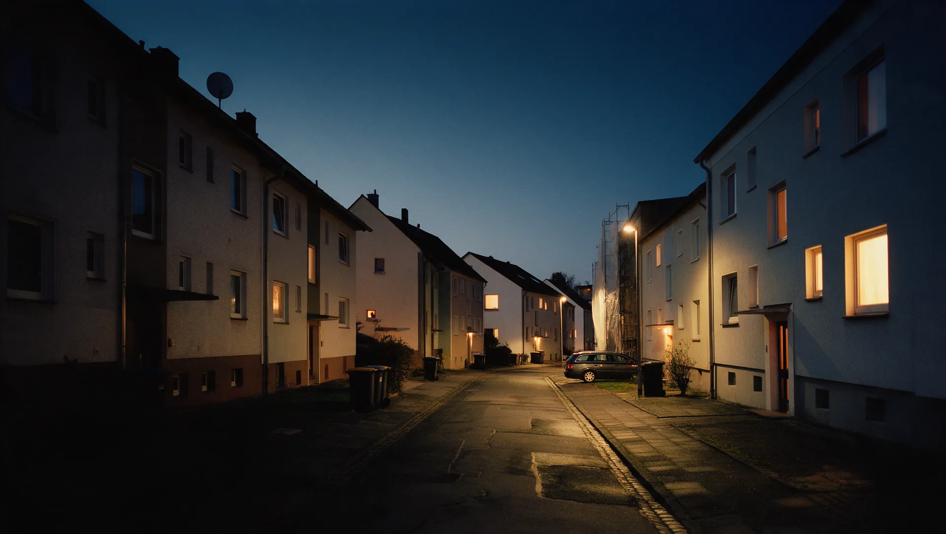 Wohnstraße mit Altbauten zur blauen Stunde, typisch für den Bestand in Eilenburg