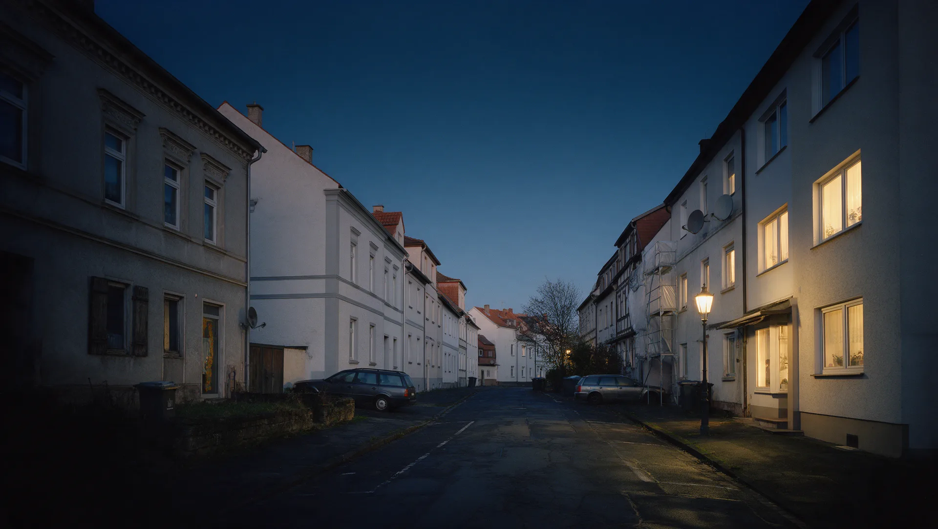 Wohnstraße mit Altbauten zur blauen Stunde, typisch für den Bestand in Leipzig