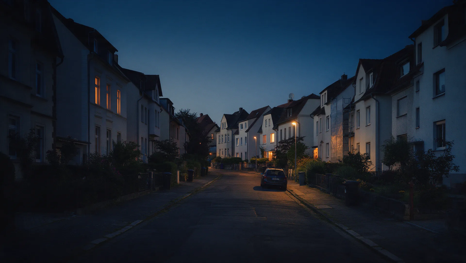 Wohnstraße mit Altbauten zur blauen Stunde, typisch für den Bestand in Lutherstadt Wittenberg