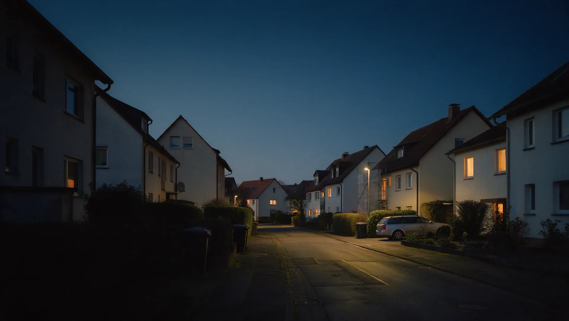 Wohnstraße mit Altbauten zur blauen Stunde, typisch für den Bestand in Markkleeberg