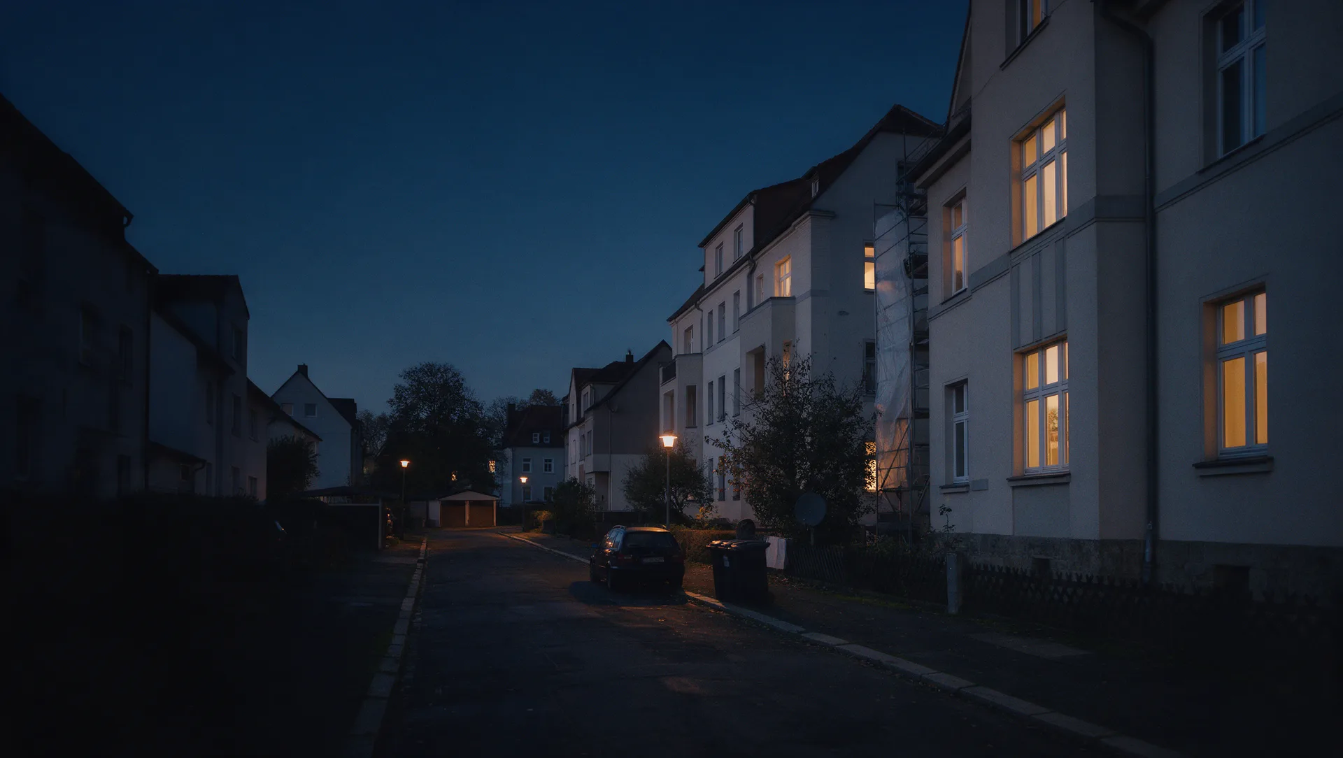 Wohnstraße mit Altbauten zur blauen Stunde, typisch für den Bestand in Meerane