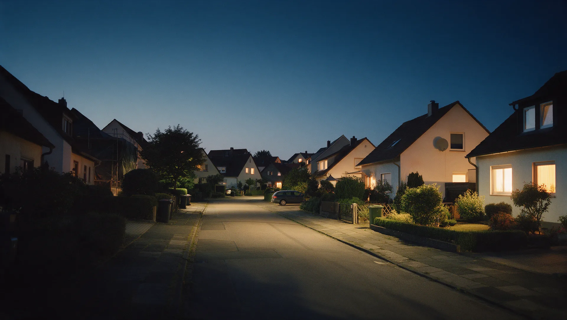 Wohnstraße mit Altbauten zur blauen Stunde, typisch für den Bestand in Pegau