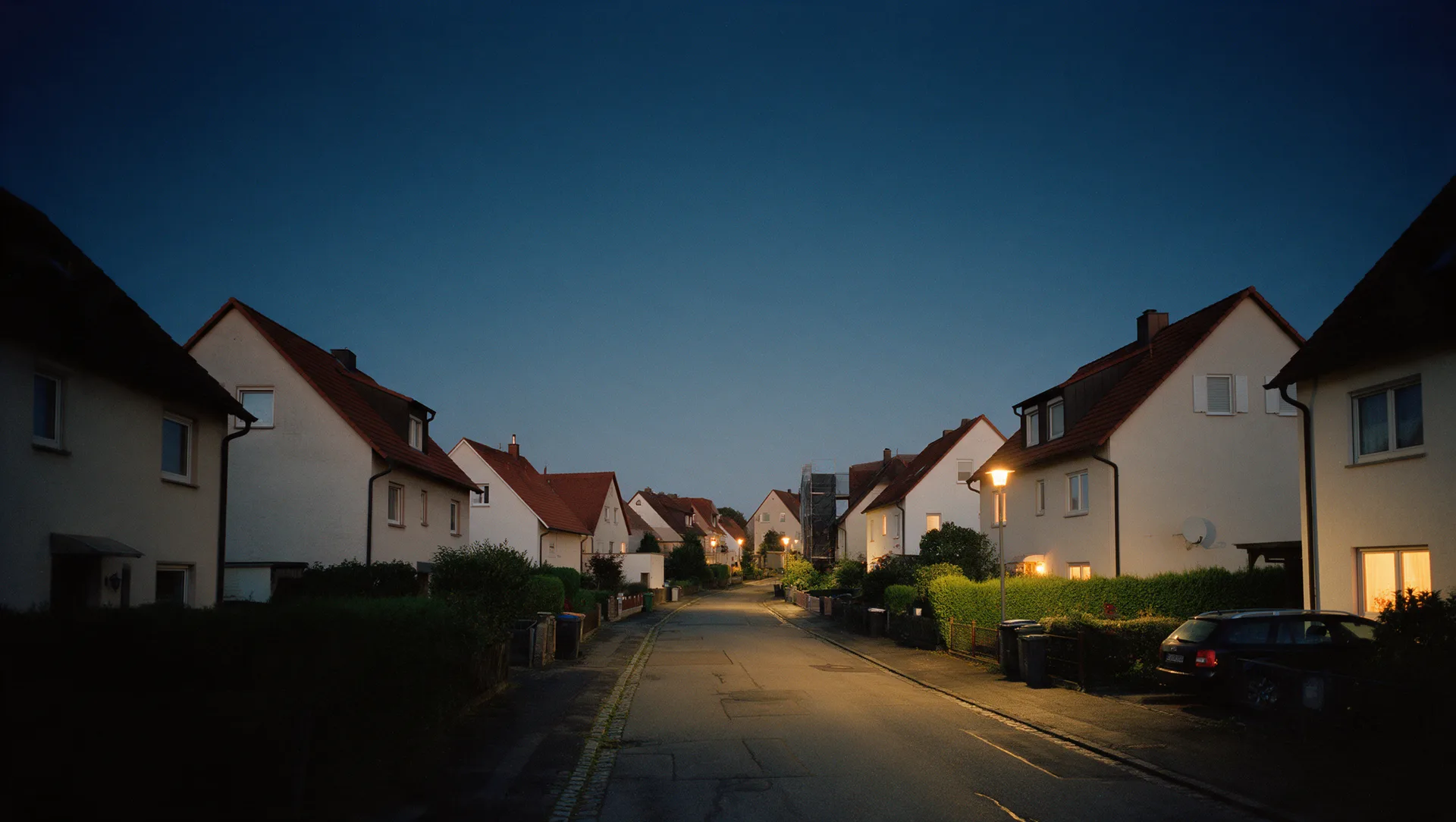 Wohnstraße mit Altbauten zur blauen Stunde, typisch für den Bestand in Schkeuditz