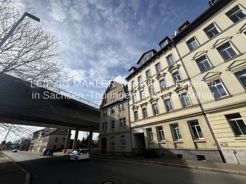 Fünfgeschossiges Gründerzeithaus mit Mansarddach und Stuckelementen, Putzfassade in Creme, Reichstraße in Gera