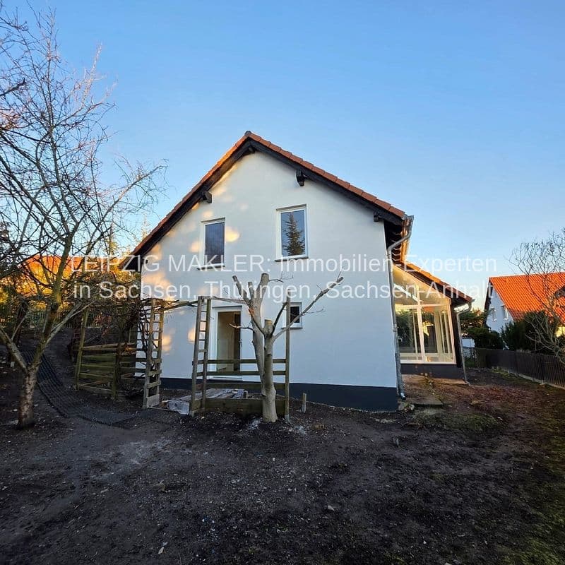 Einfamilienhaus mit weißer Fassade, Satteldach mit Ziegeln, zwei Fenster auf der Frontseite, Deumener Weg in Hohenmölsen
